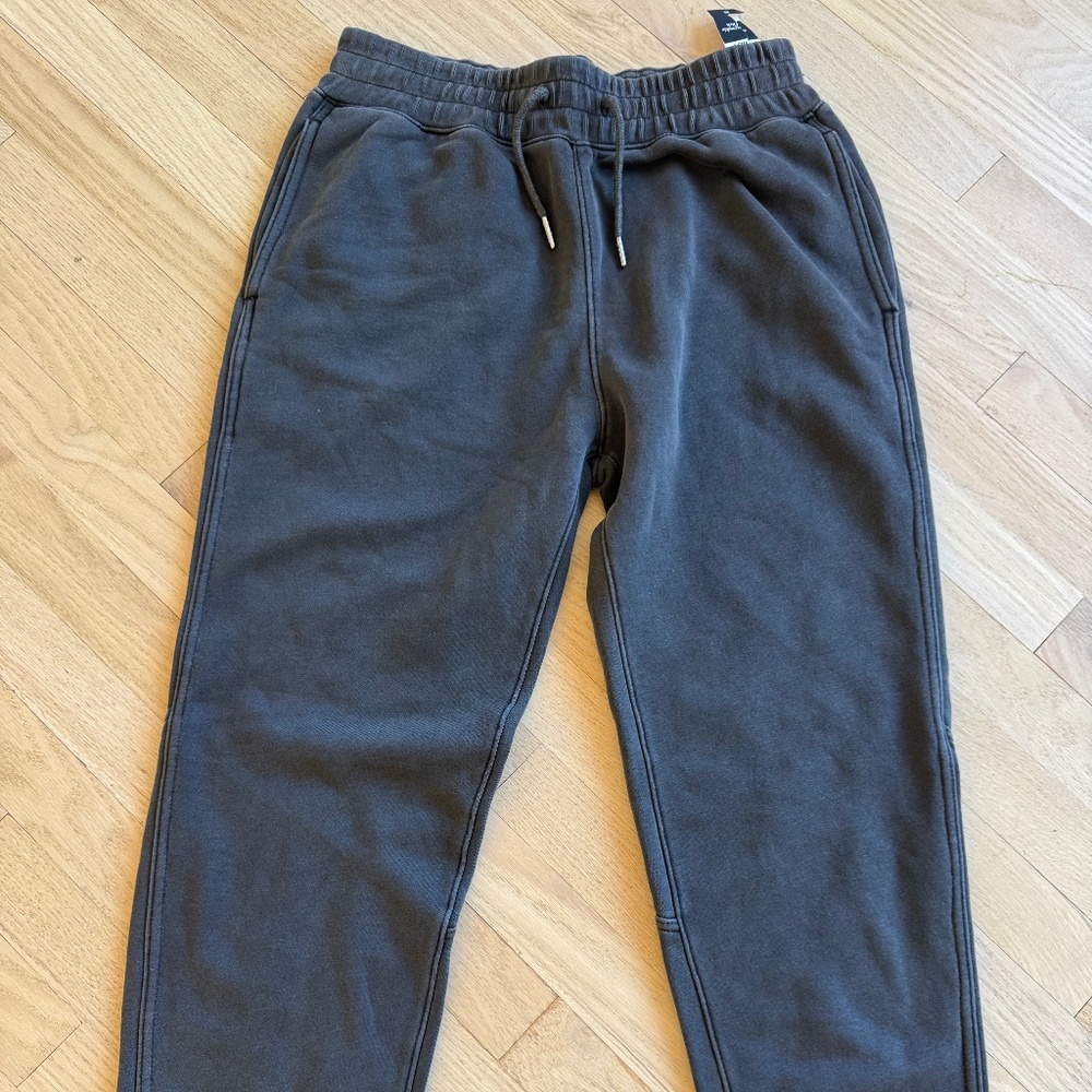 Abercrombie & Fitch Men's Cinched Relaxed Sweatpants Short in Charcoal Gray XS
